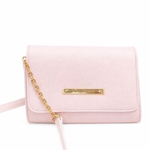 Betsey Johnson Like new condition pink crossbody Purse with Gold Chain 🎀✨